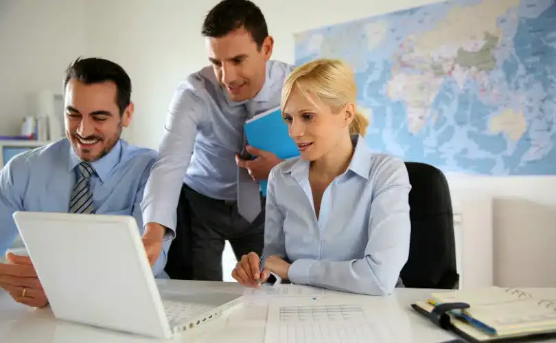 Equipe analisando tarifas corporativas no notebook