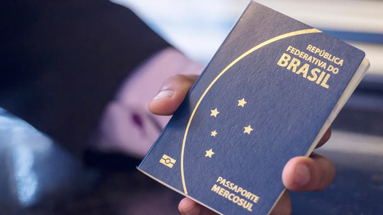 O que devo fazer se eu perder ou se roubarem meu passaporte no exterior?